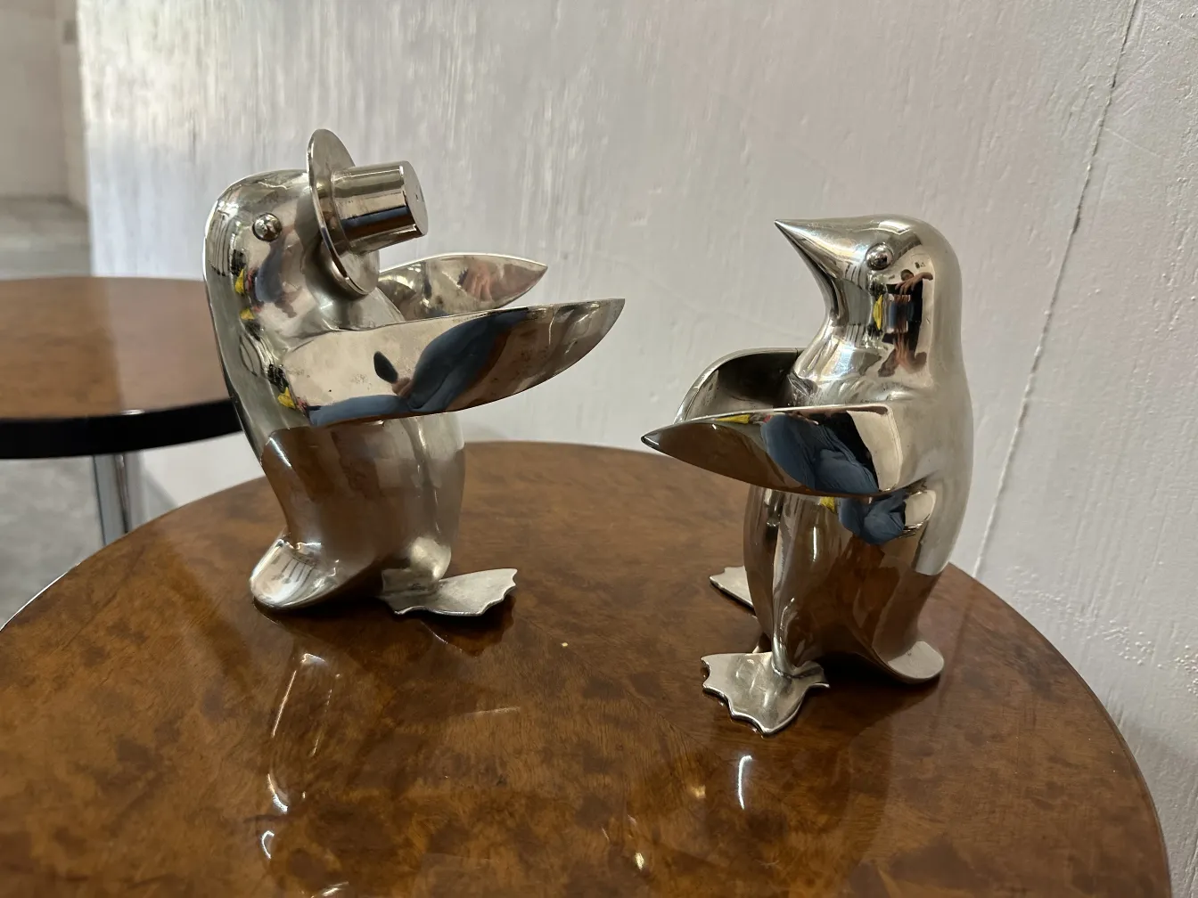 due pinguini antichi su un tavolo di legno