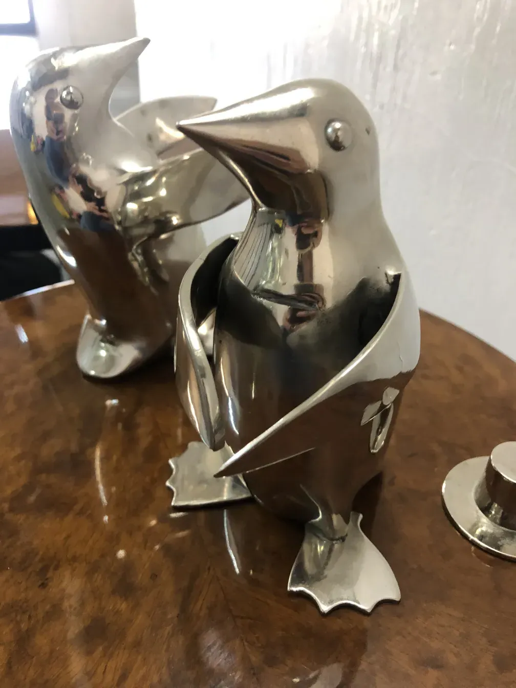 Antiguos pingüinos decorativos con brillo plateado