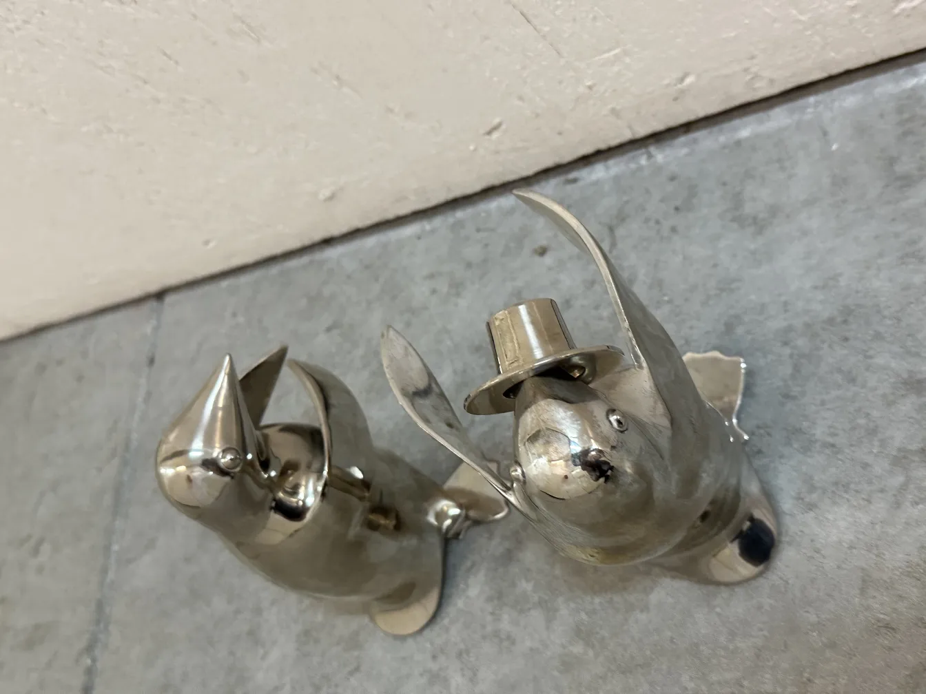 dois pinguins decorativos metálicos com chapéu