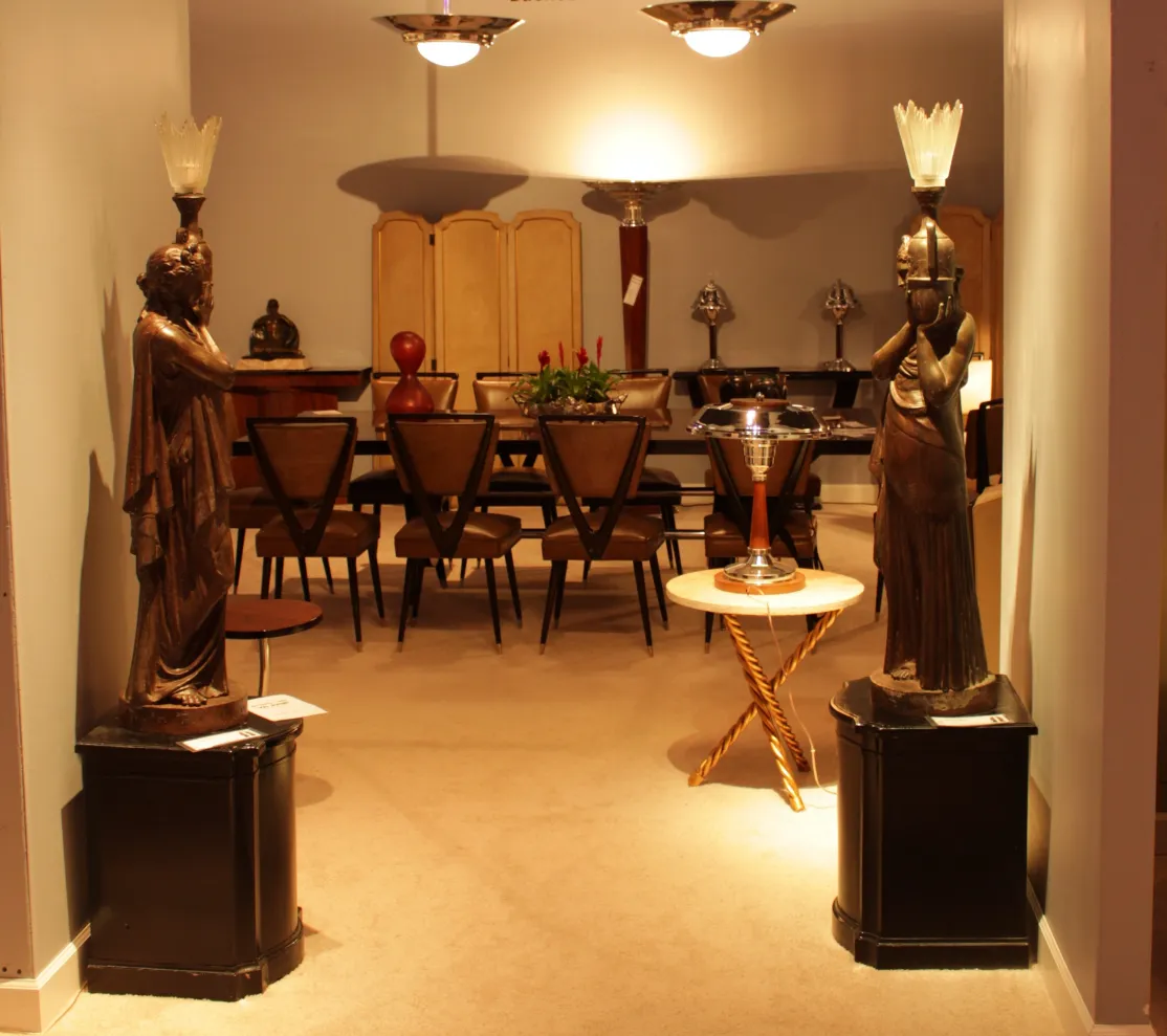 tavolo da pranzo antico in un ambiente elegante con decorazioni.