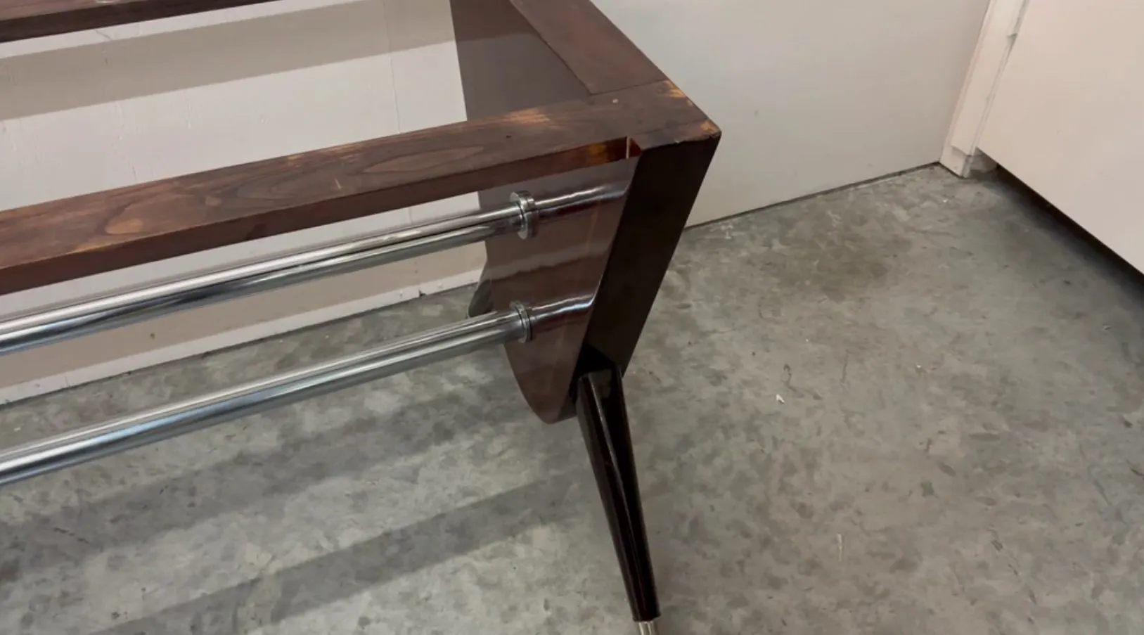 mesa de comedor antigua carlo mollino para 10 personas en un ambiente acogedor