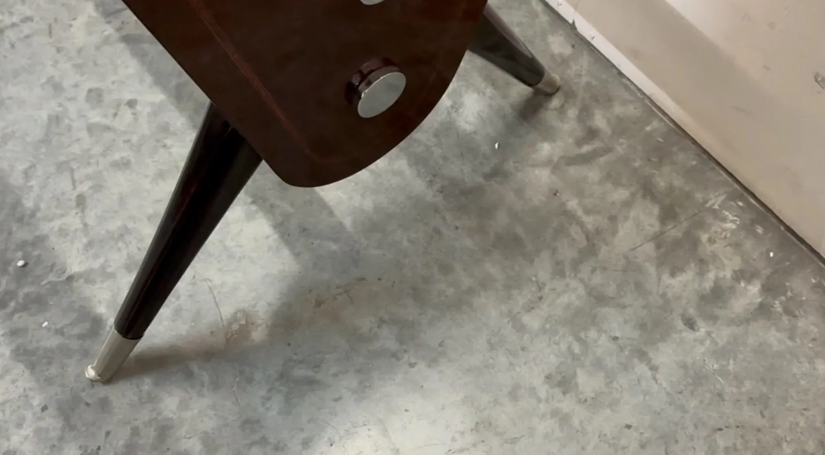 tavolo da pranzo antico di carlo mollino per 10 persone, con gambe angolari, in un ambiente neutro.