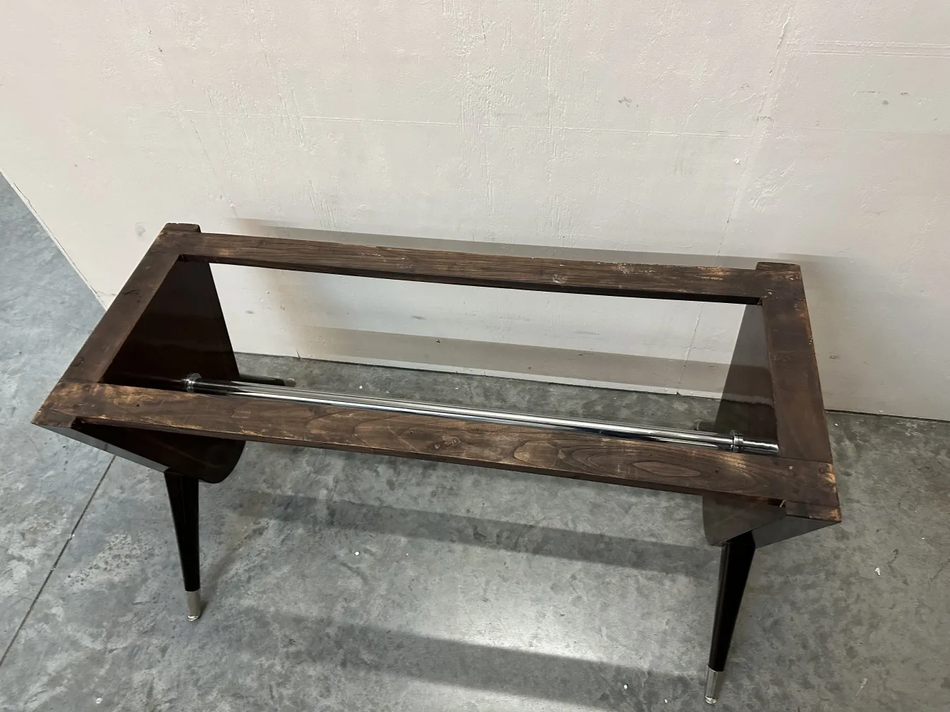 Tavolo da pranzo antico di Carlo Mollino per 10 persone con design unico ed elegante.