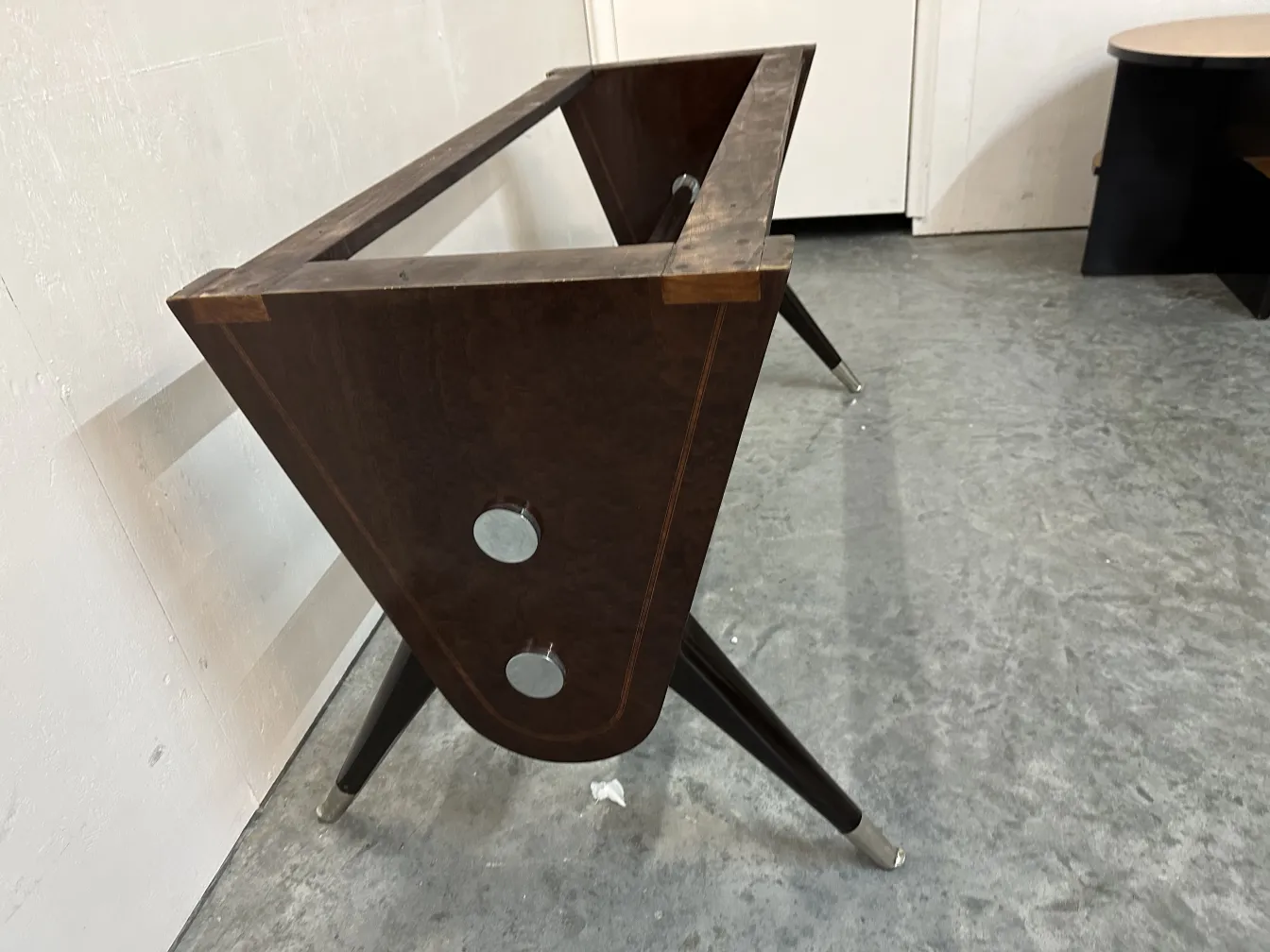 mesa antigua de comedor con diseño elegante y patas estilizadas, ambiente minimalista