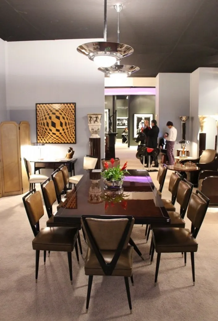 Table à manger ancienne de Carlo Mollino avec 10 chaises dans un cadre élégant