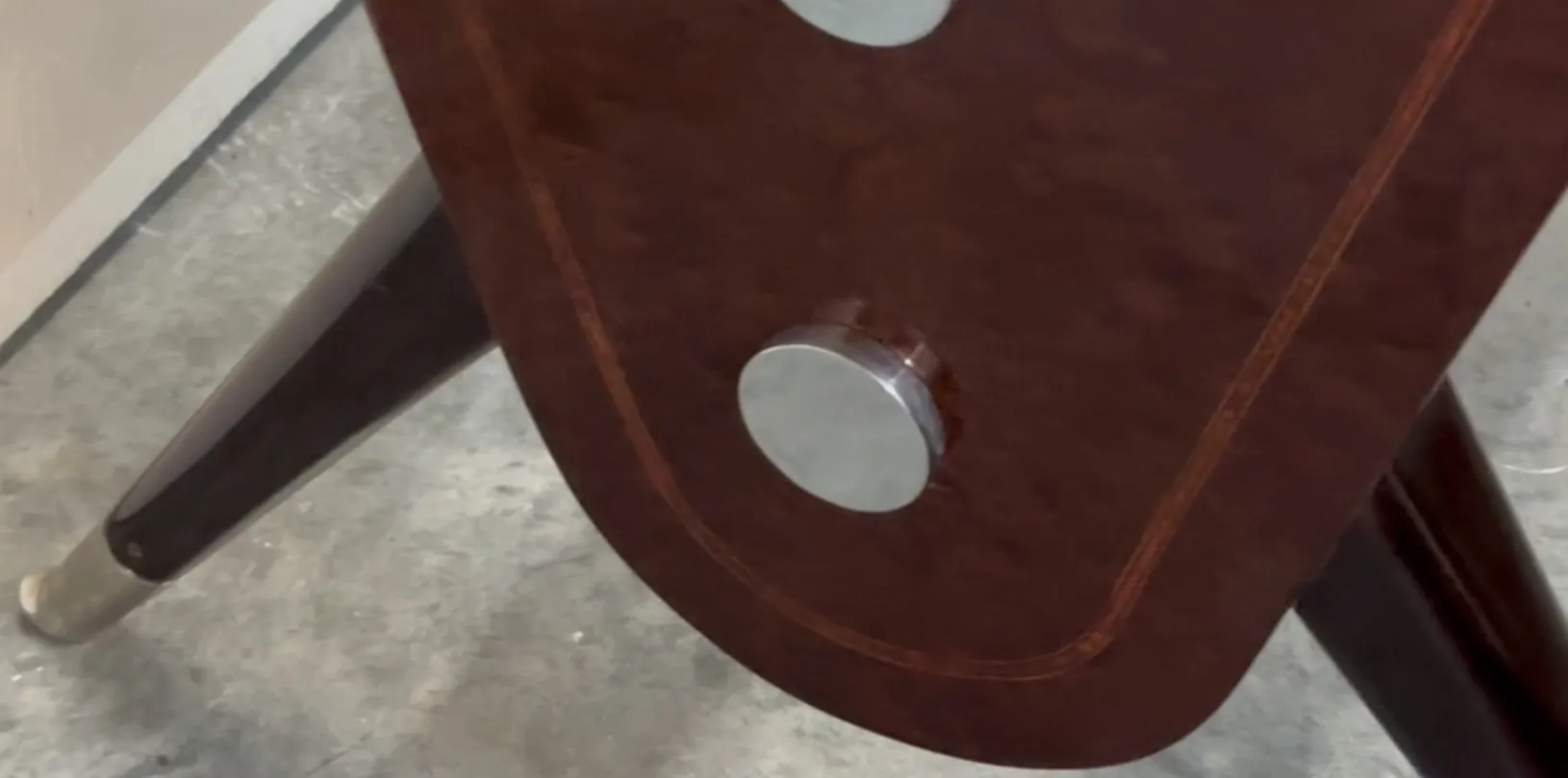 mesa de jantar antiga carlo mollino com detalhes visíveis na superfície