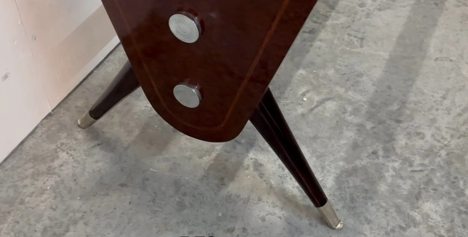 Mesa de jantar antiga de Carlo Mollino para 10 pessoas com design elegante em um ambiente acolhedor.