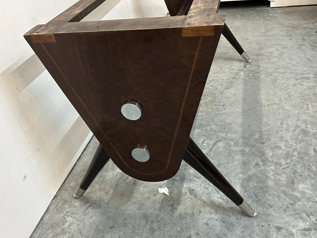 mesa de comedor antigua carlo mollino con base estilizada y detalles decorativos, adecuada para 10 personas, en un ambiente acogedor