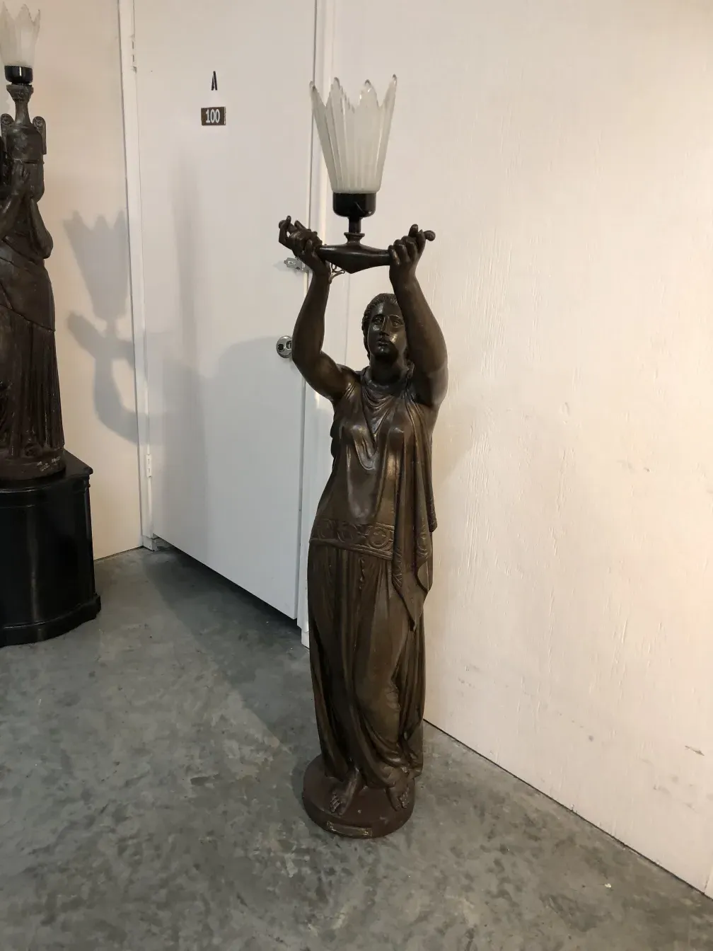 alte skulptur mit figur, die licht hält