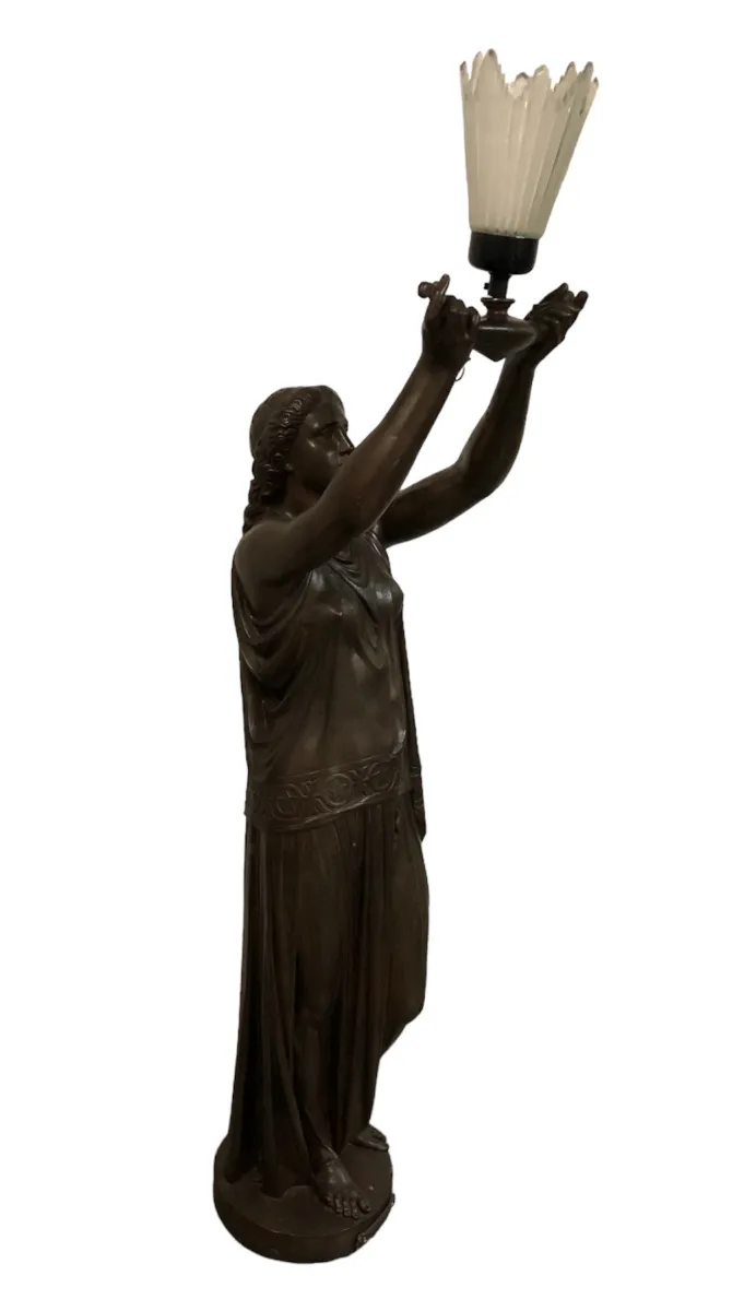 antike Skulptur mit Figur, die Licht hält, im Detail