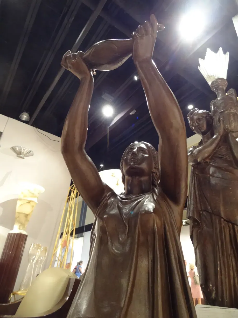 escultura antiga de figura feminina segurando um jarro, exibição de arte