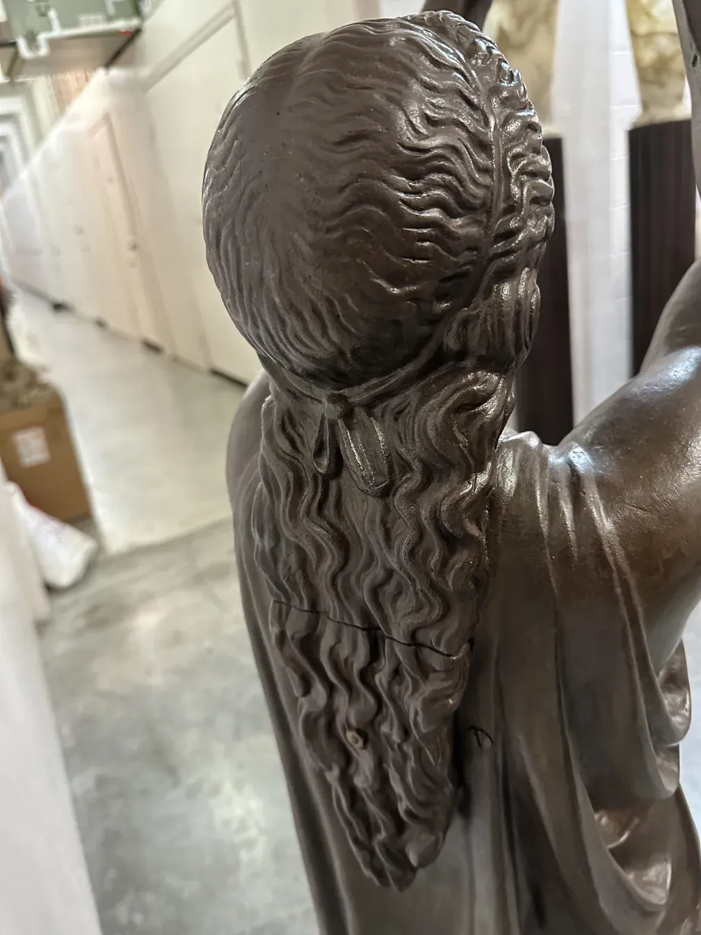 Val D'Osne古董雕塑，展示了精细的发型。