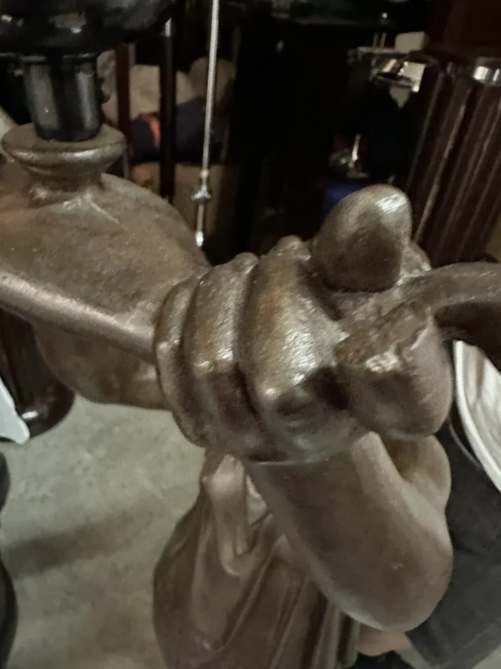 detalhe de uma escultura antiga de Val D´Osne com características distintas