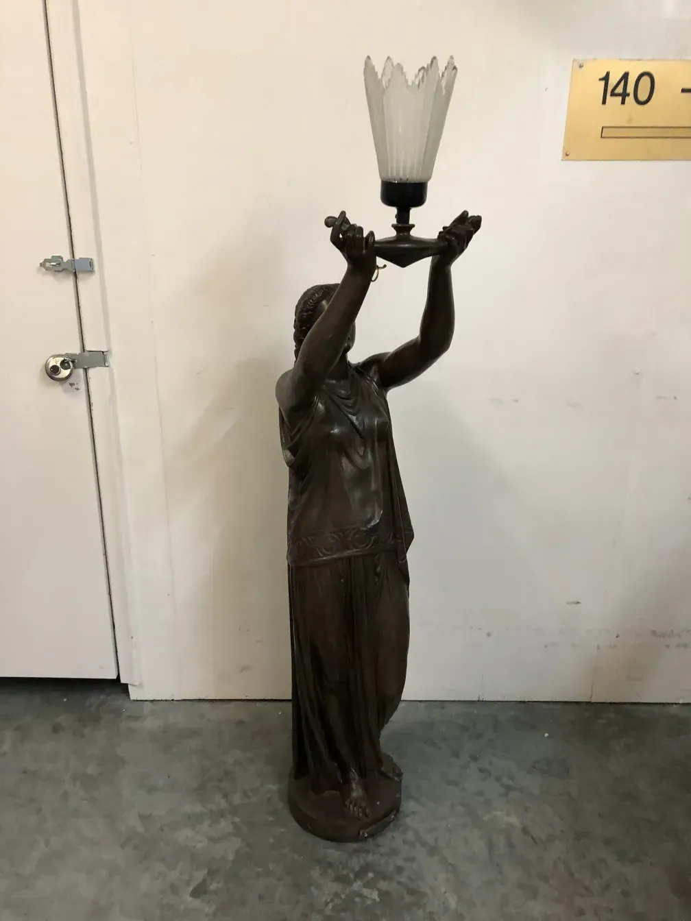 antike skulptur, die weibliche figur mit licht darstellt