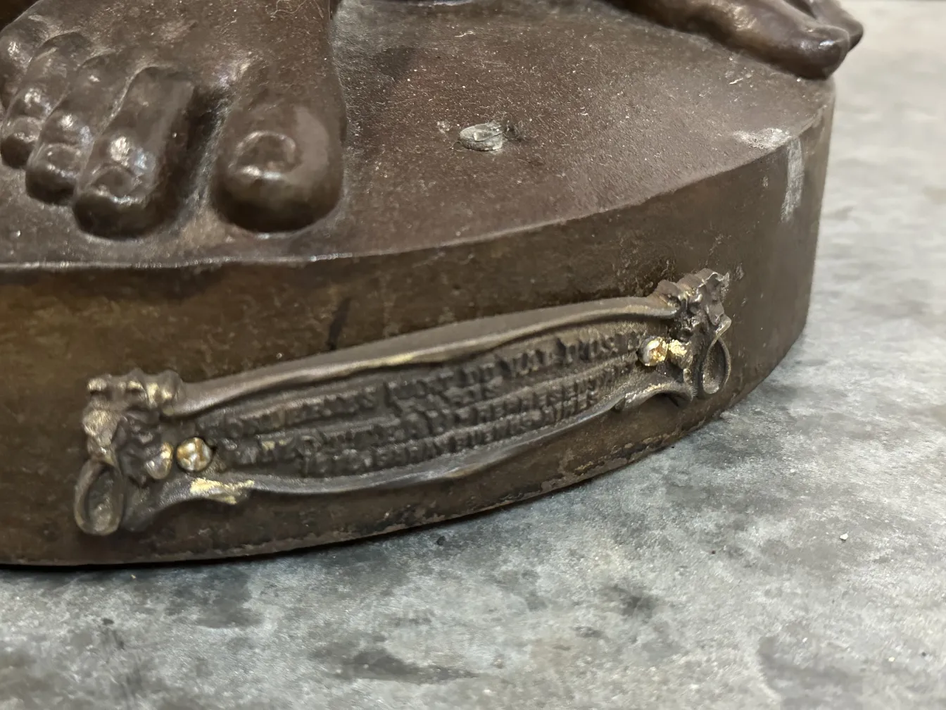 古董雕塑Val D'Osne的细节，脚和装饰底座。