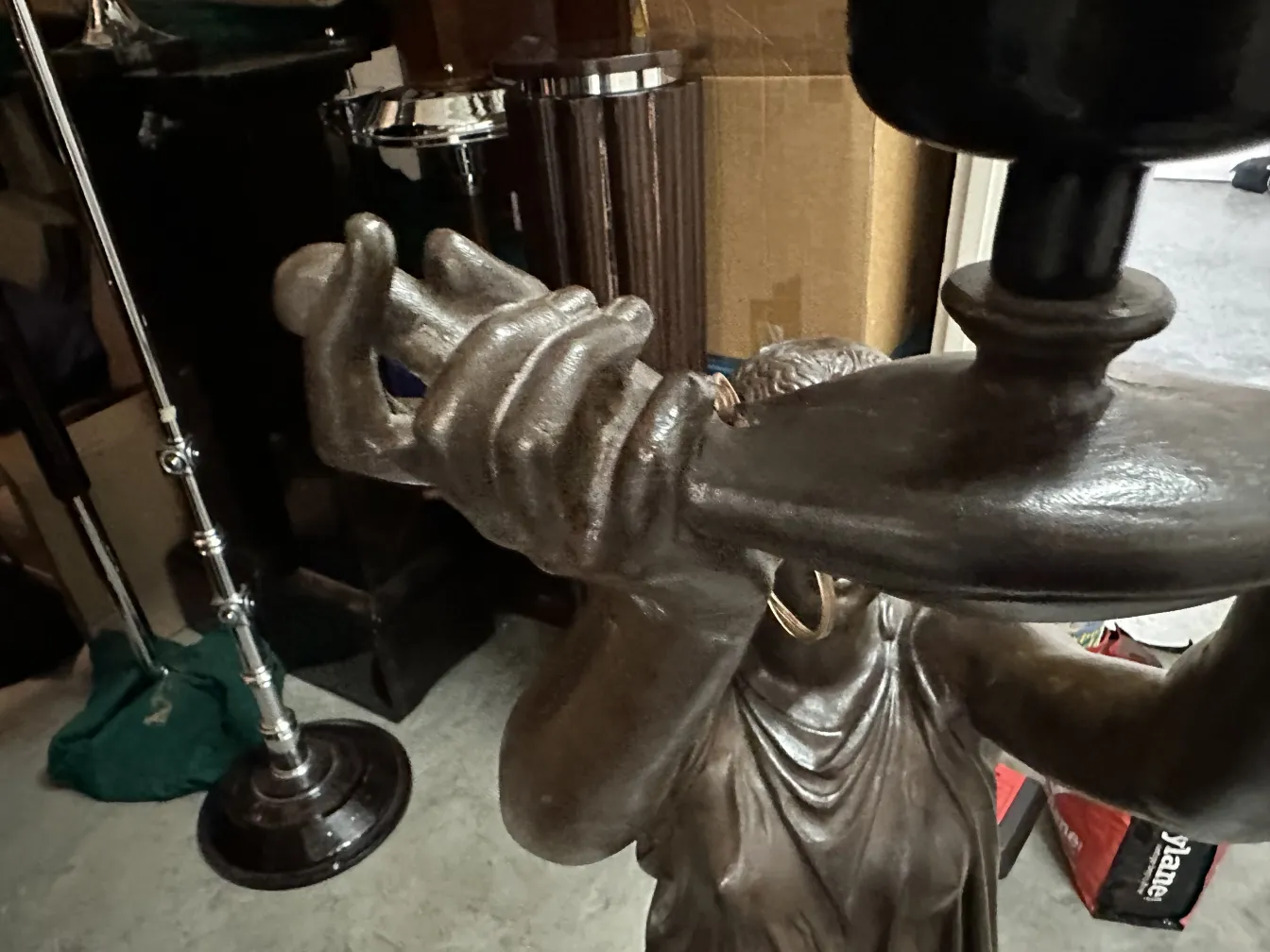 古代雕塑展现男性形象手持物体