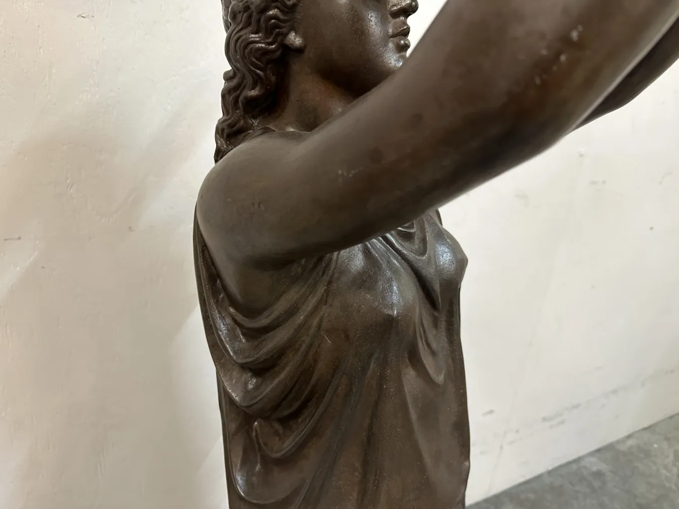 Antike Skulptur von Val D´Osne mit feinen Details und eleganten Formen.