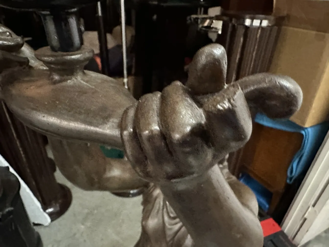 scultura antica con dettagli delicati e forma elegante.