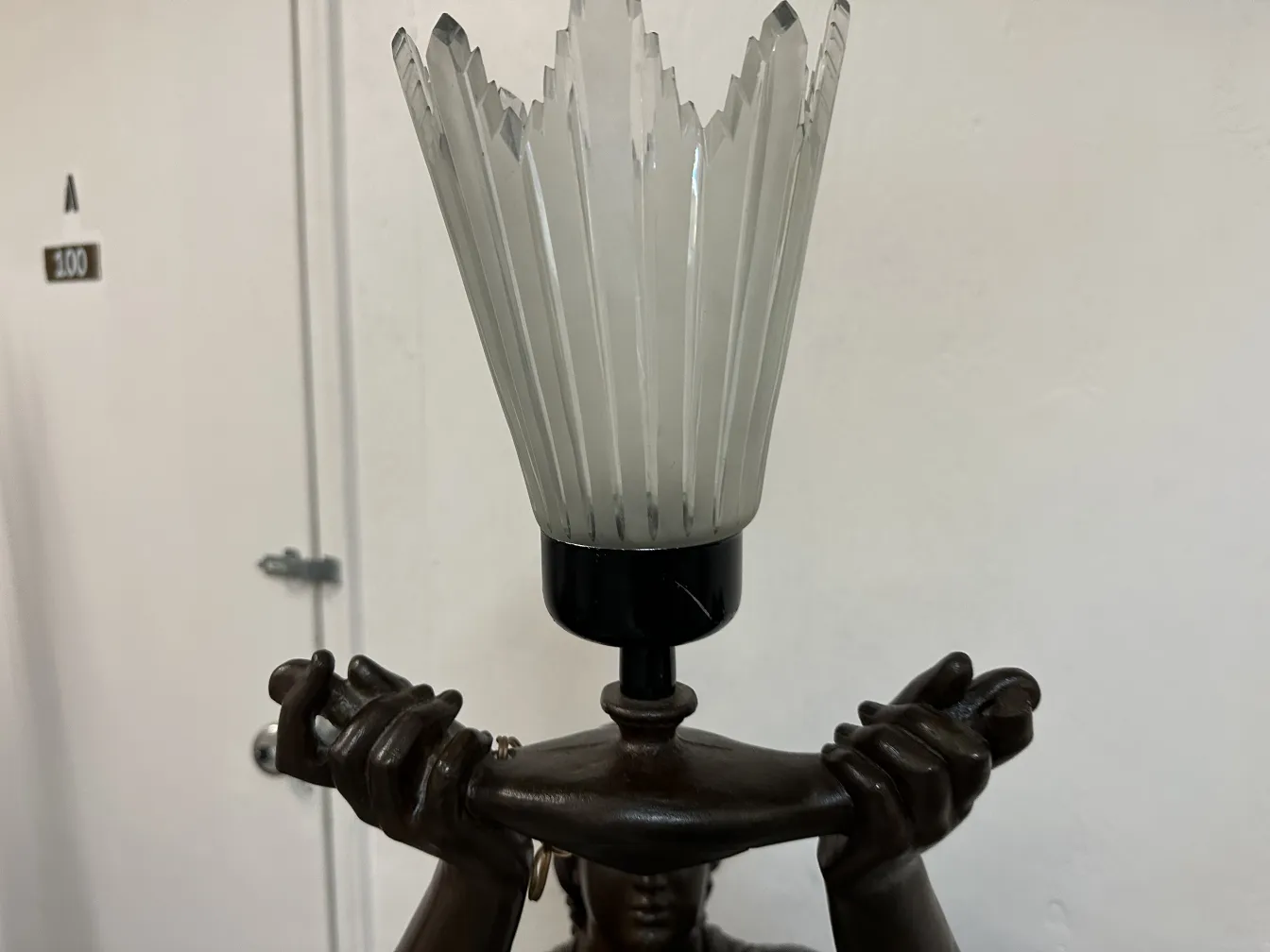 Antike Skulptur von Val D´Osne mit dekorativem Sockel und menschlicher Figur, die das Licht hält.