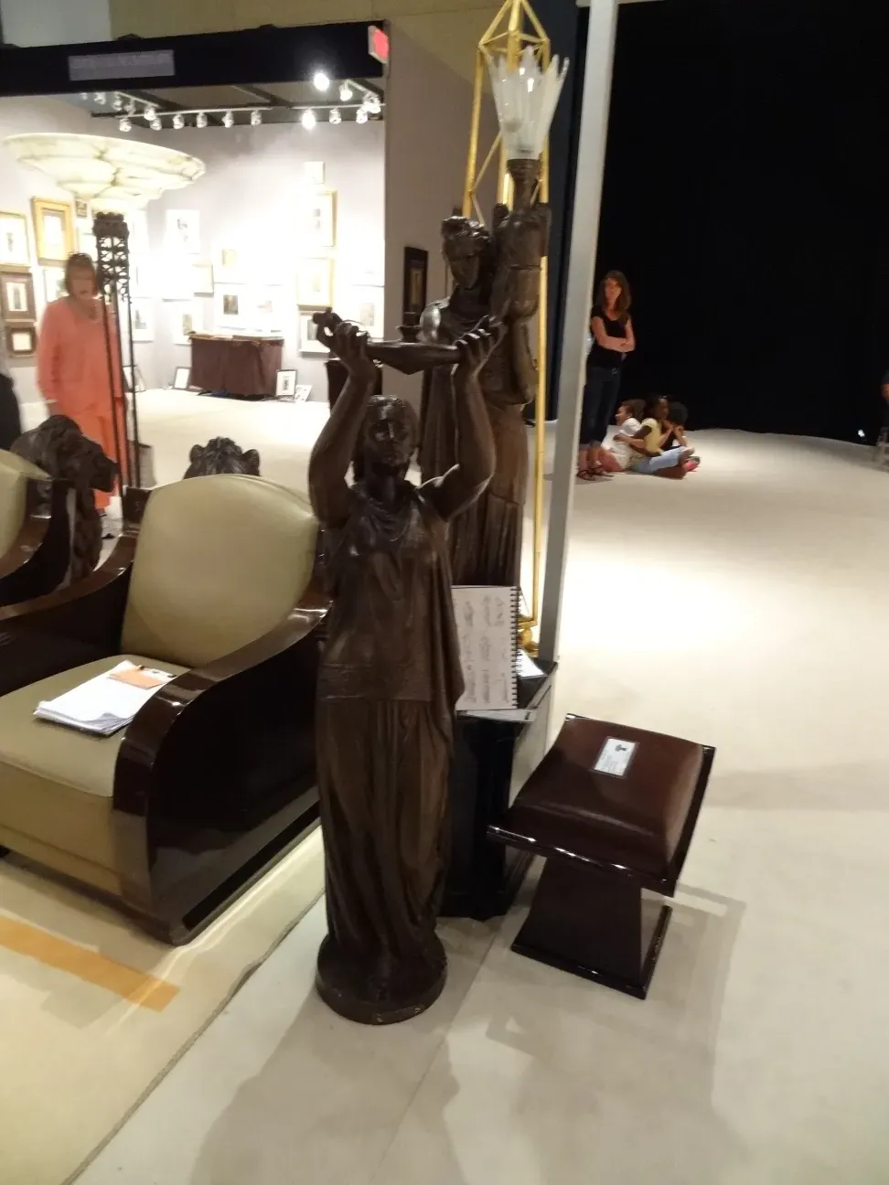 escultura antiga com figura humana e detalhes decorativos