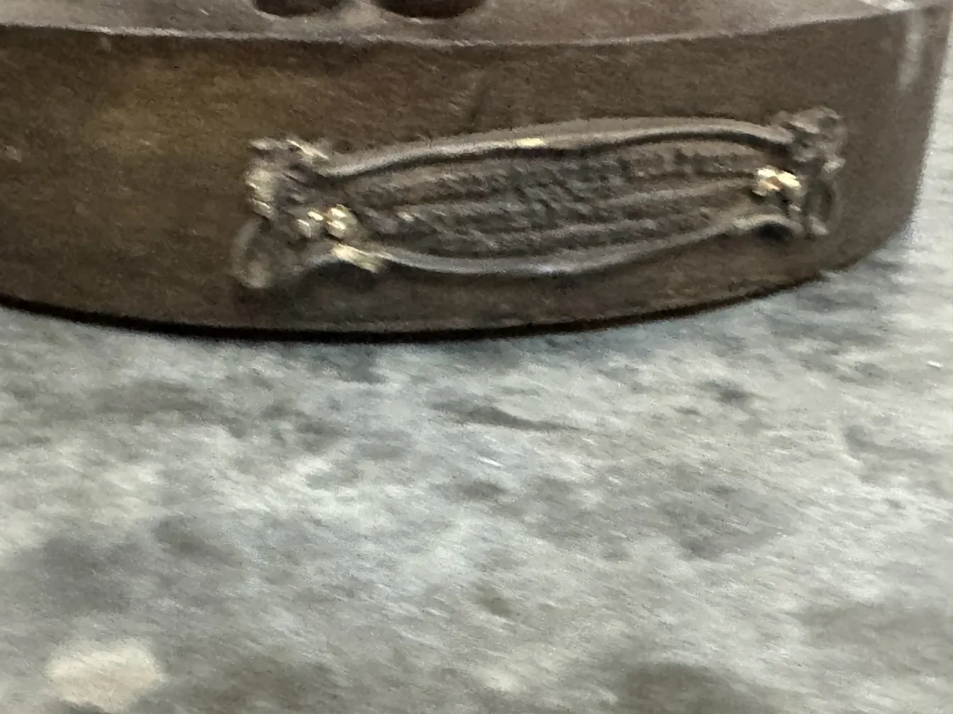 dettaglio di una scultura antica Val D´Osne con ornamenti