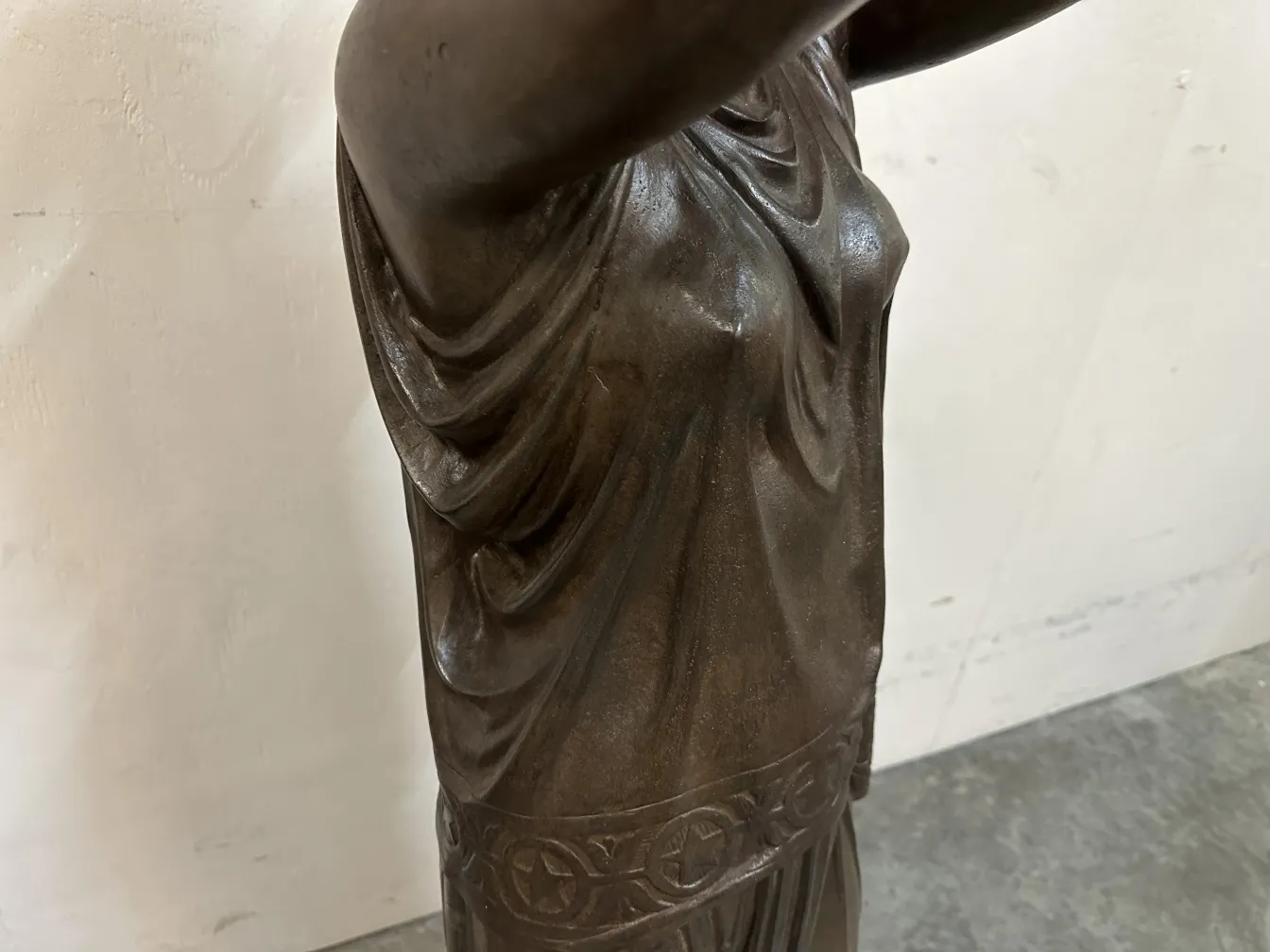 발 도스네의 고대 조각품은 천의 디테일을 보여줍니다.