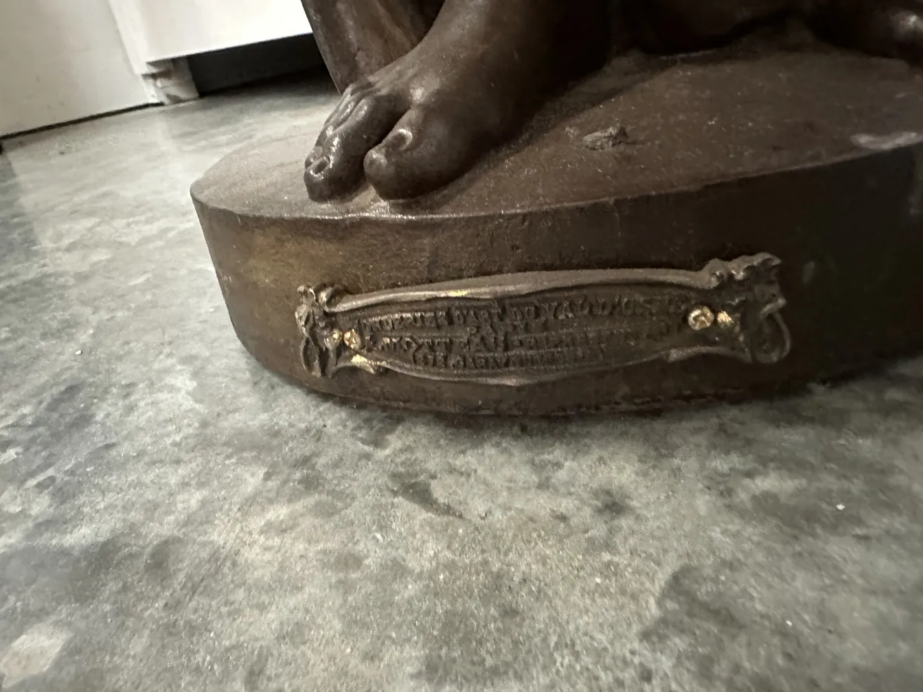 scultura antica con base e dettagli ornamentali