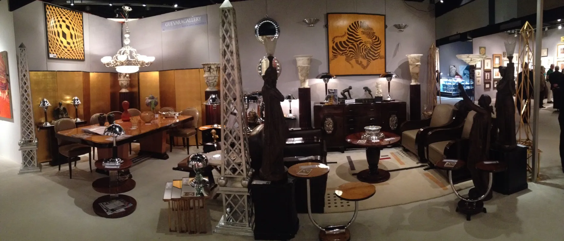 Val D´Osne的古董雕塑，配有桌子和装饰，环境优雅。