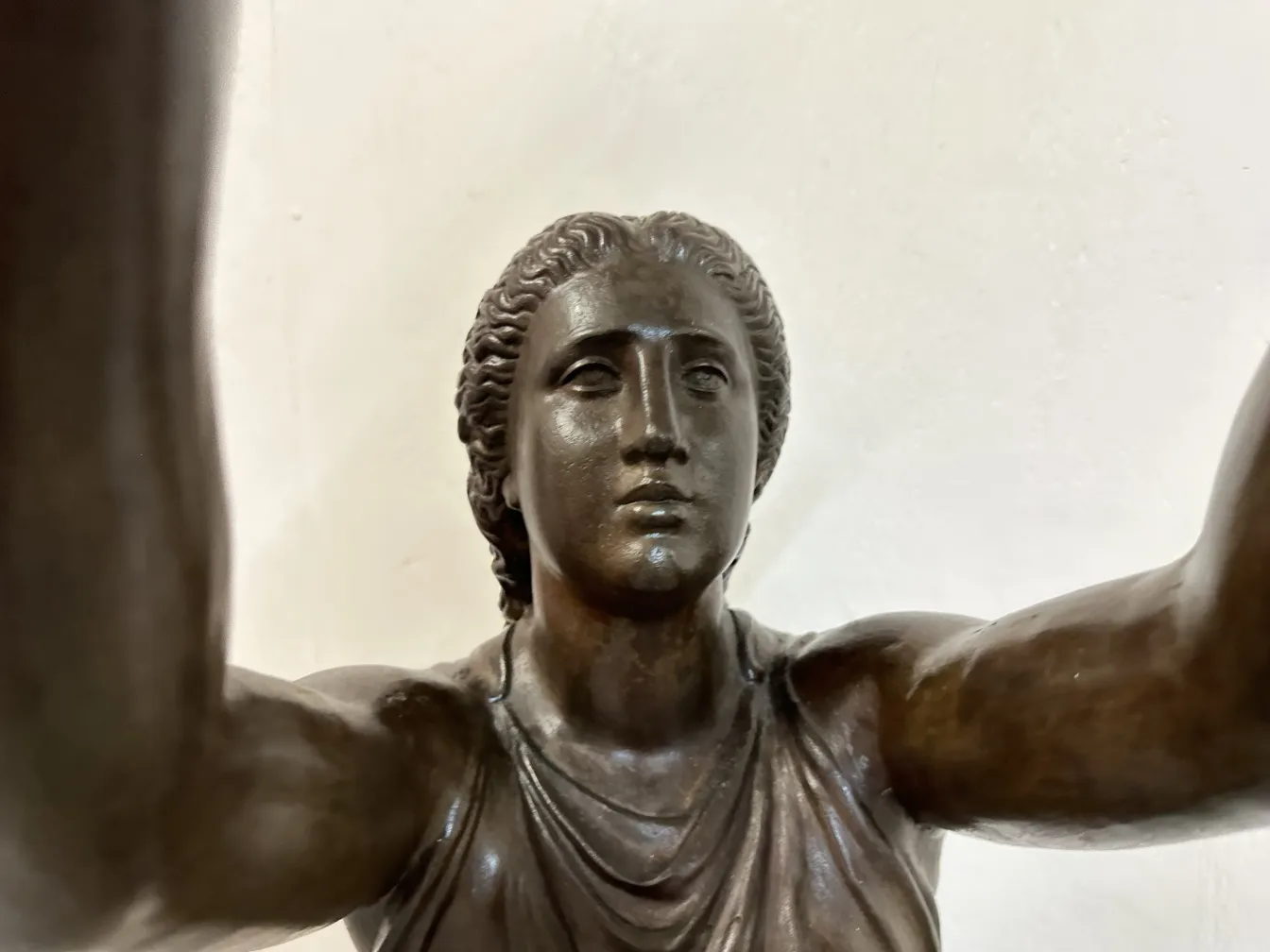 sculpture ancienne de Val D'Osne, figure élancée, détails du visage