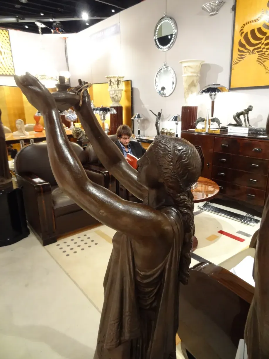 Scultura antica di Val D´Osne con dettagli raffinati in un ambiente elegante.