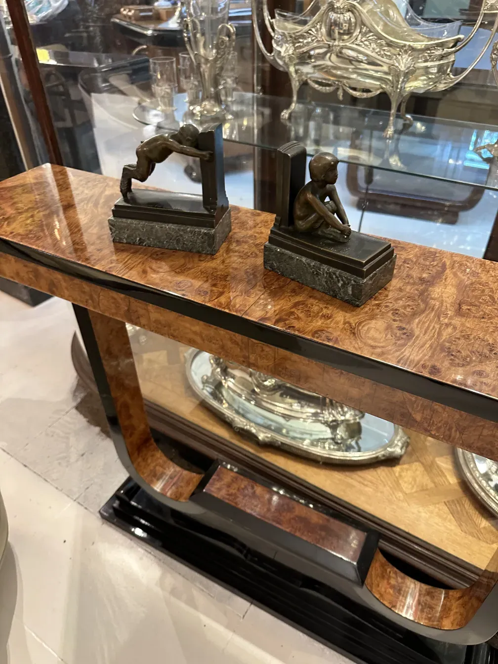 dos antiguos aprieta libros con figuras en bronce en una vitrina
