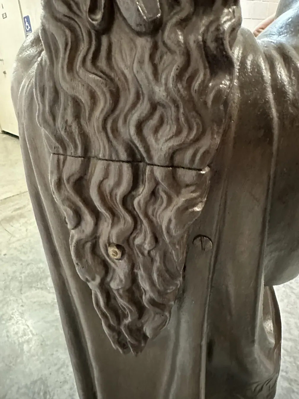 dettagli nei capelli di un'antica scultura Val D´Osne.