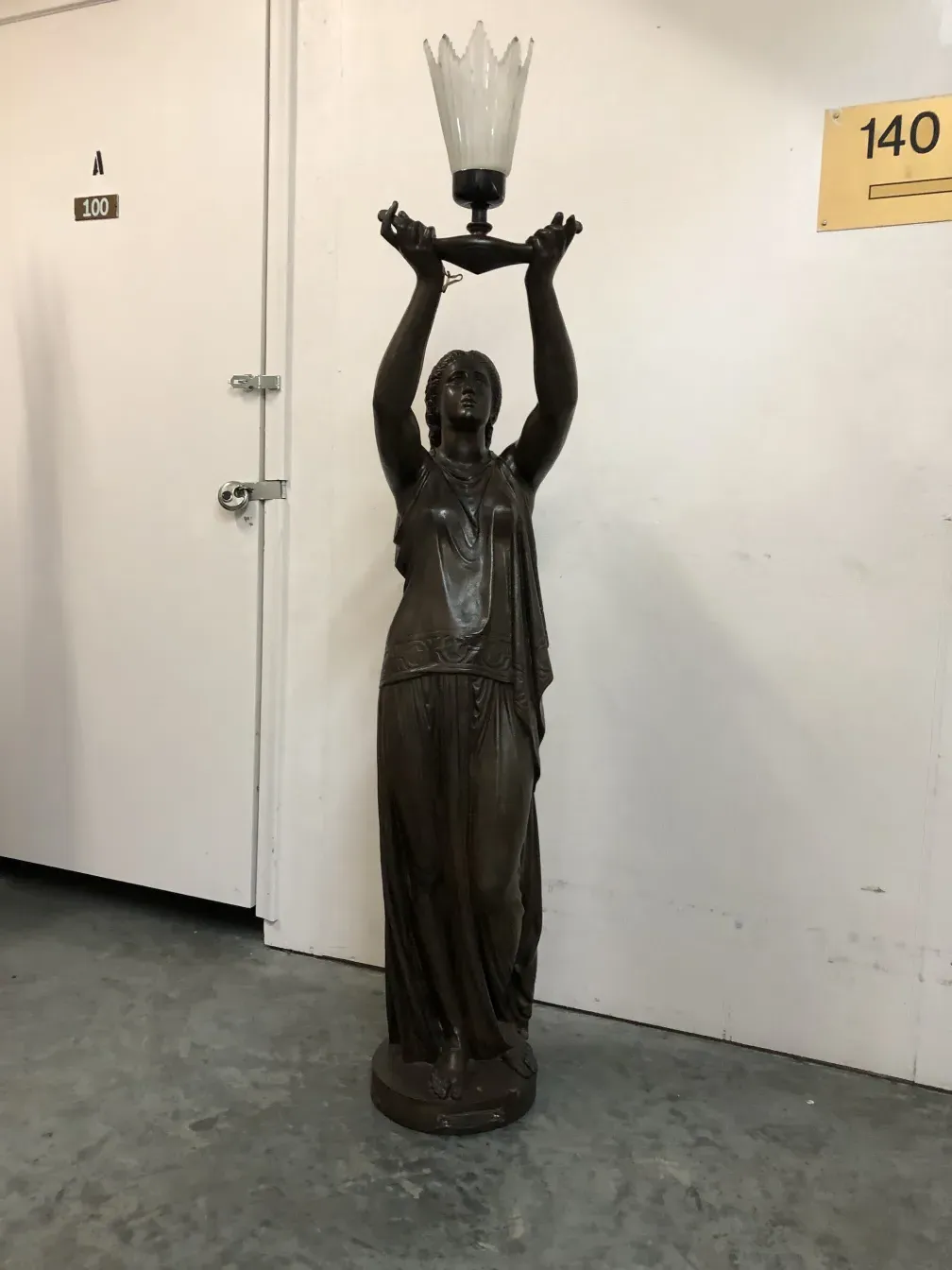 古董雕塑瓦尔-多斯纳女性带灯