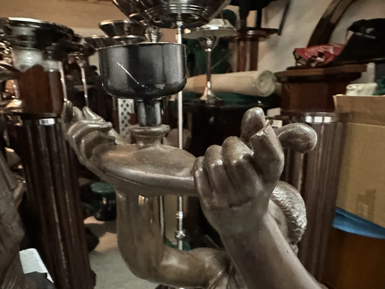 antike Skulptur von Val D´Osne mit goldenen Details