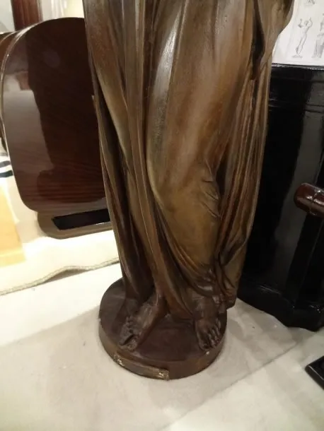 antike Skulptur von Val D'Osne mit detaillierten Falten, eleganter Umgebung