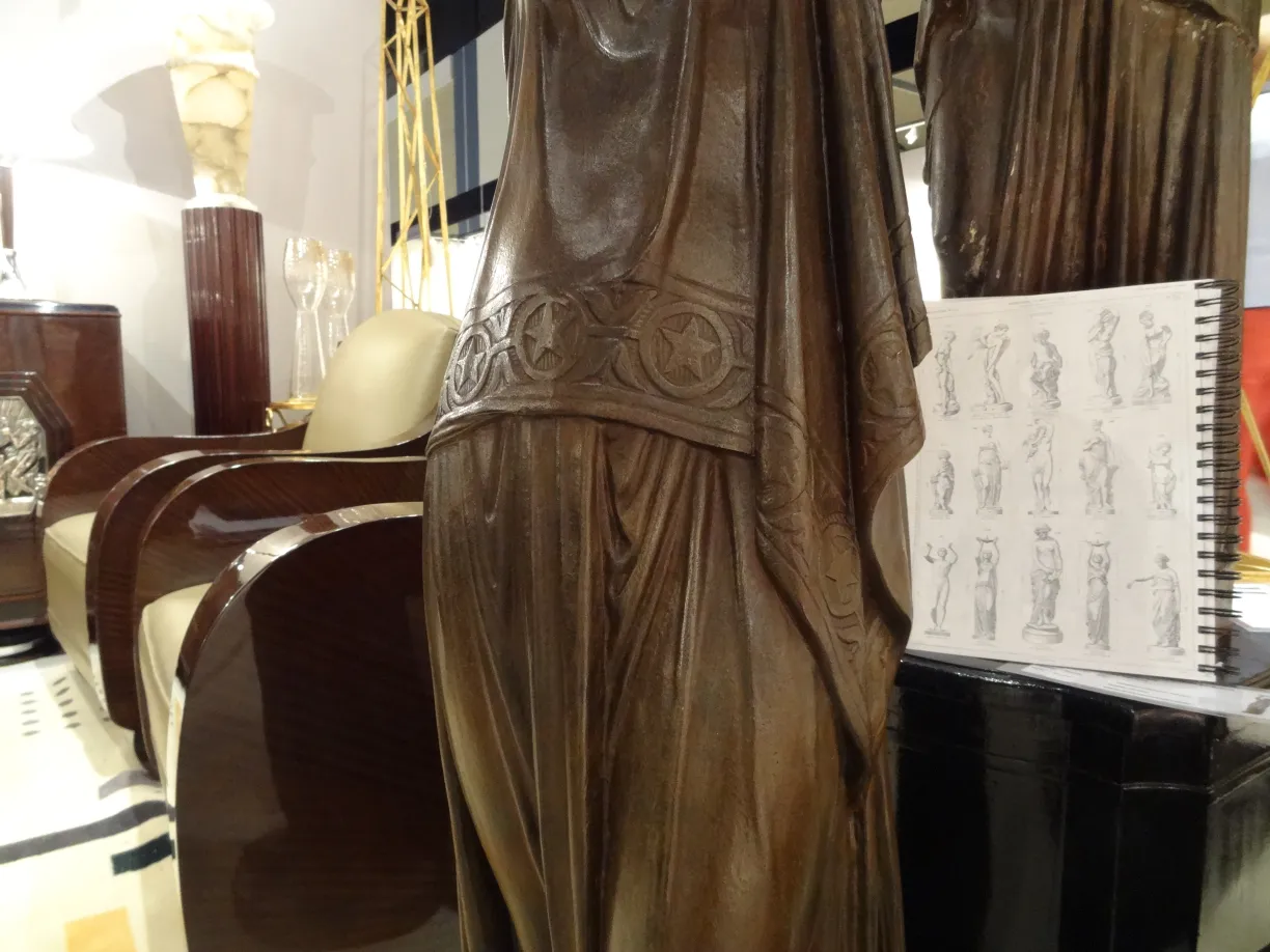 Escultura antigua con detalles intrincados y fondo moderno