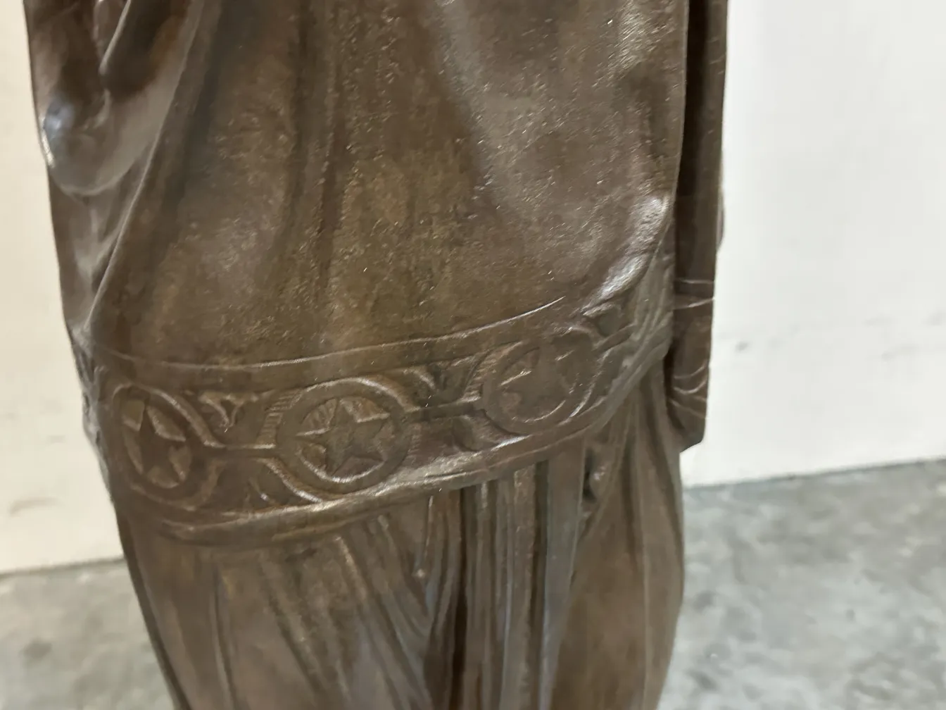 Antike Val D´Osne-Skulptur in dunklem Ton, Detail des Gewandes.