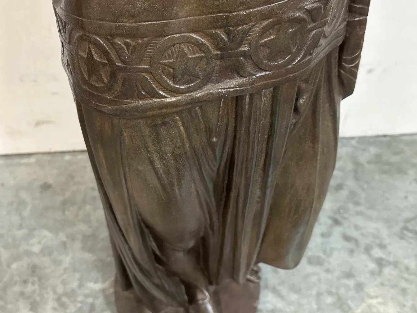 Scultura antica Val D'Osne con dettagli fini e rilievo