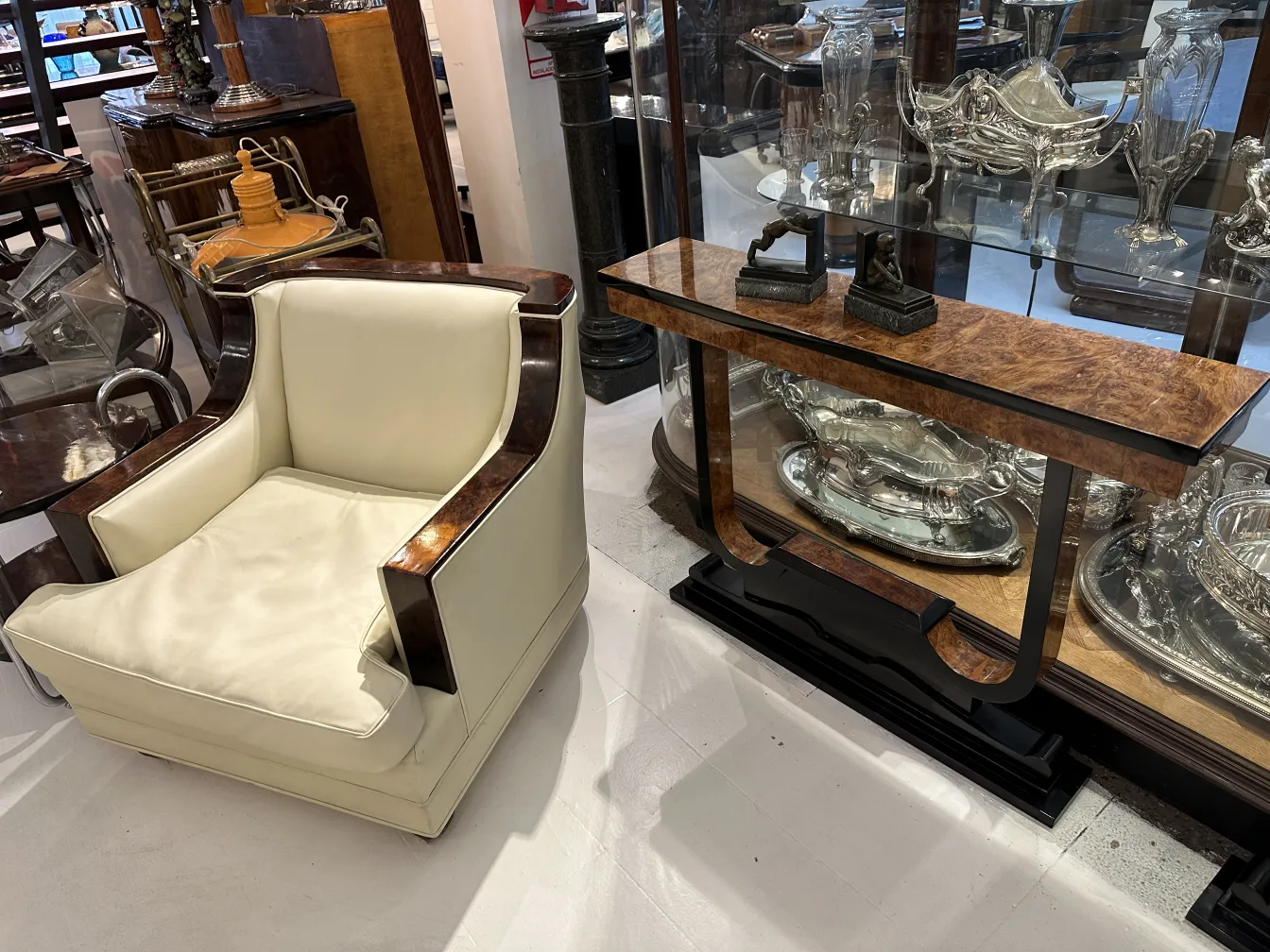 Fermalibri antichi decorativi in un ambiente elegante