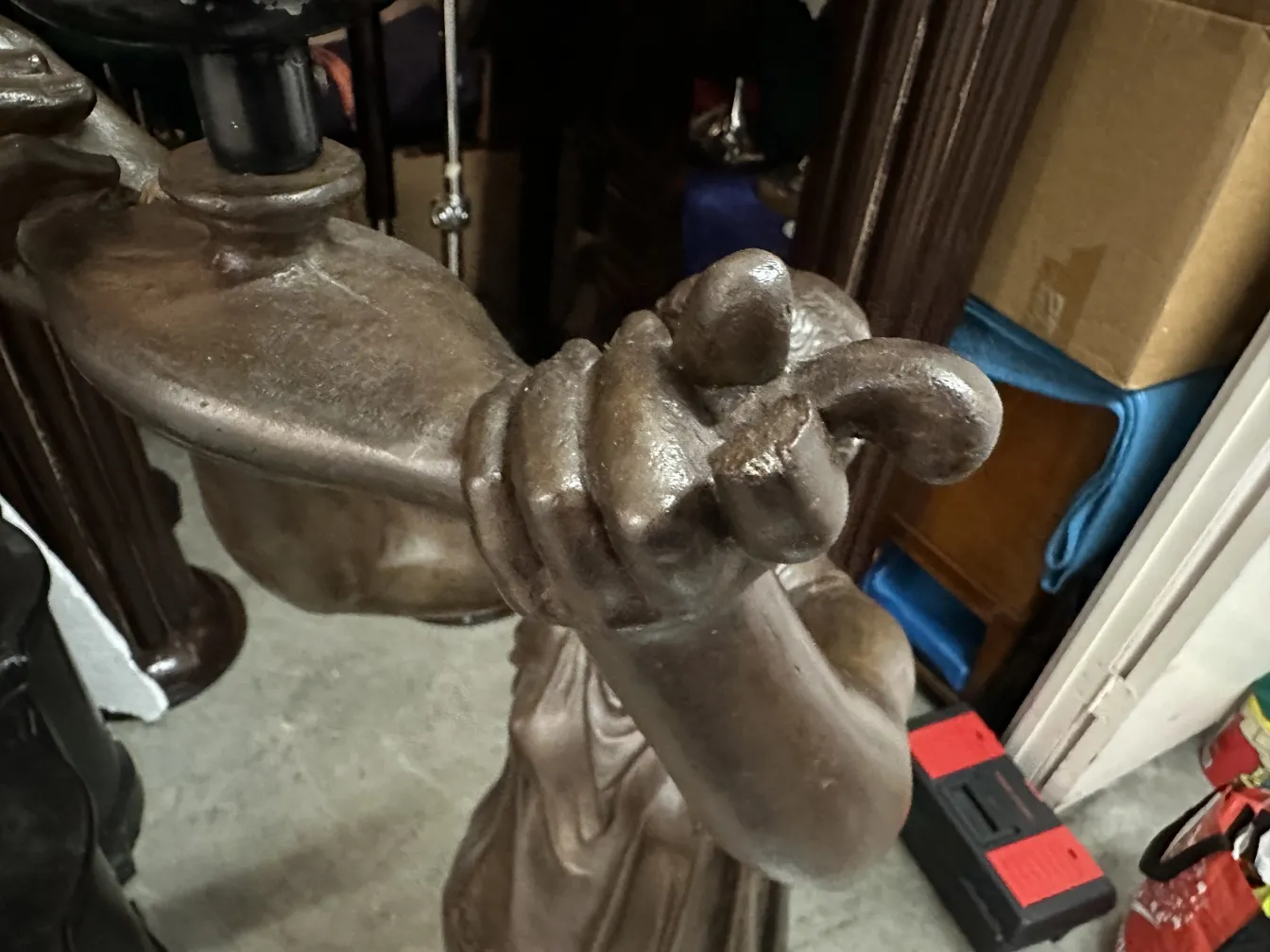 detaillierte ansicht einer antiken handskulptur mit dunklem hintergrund