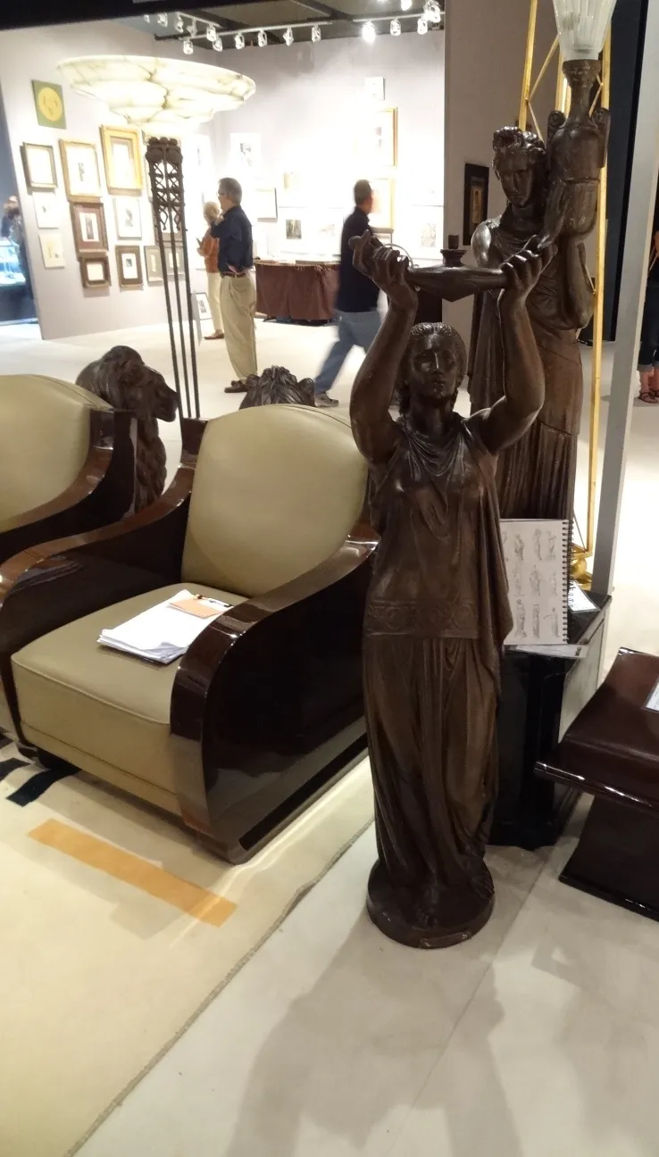 antike skulptur einer frau mit lampe