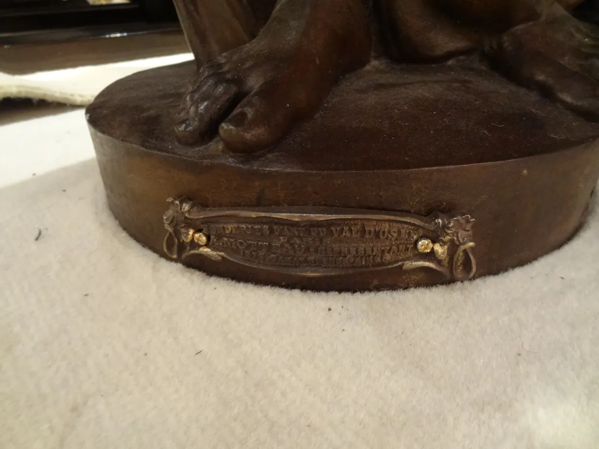 escultura antiga em pedestal com detalhes decorativos