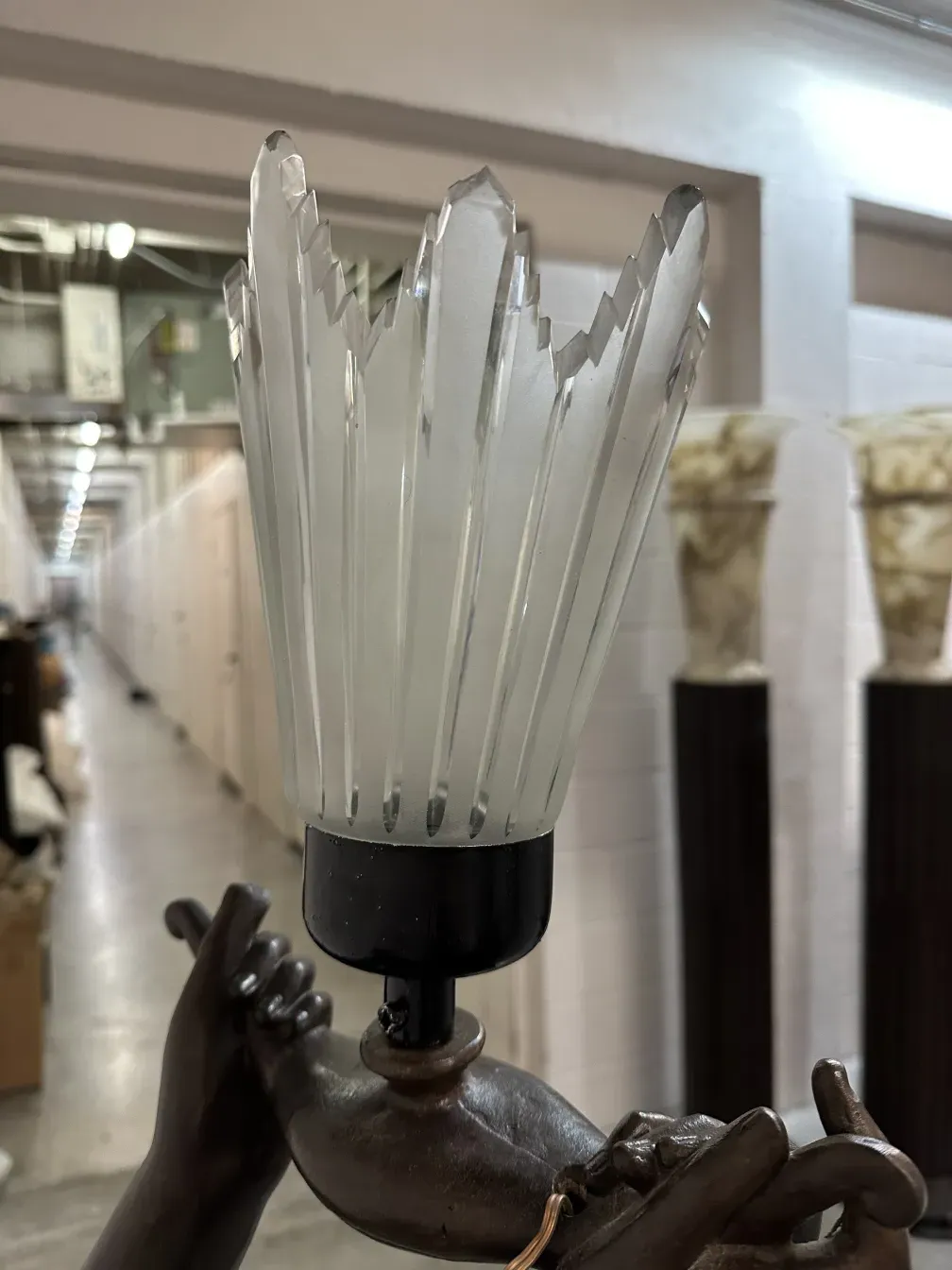 Antike Val D'Osne-Skulptur mit filigranen Details und einer eleganten Atmosphäre.