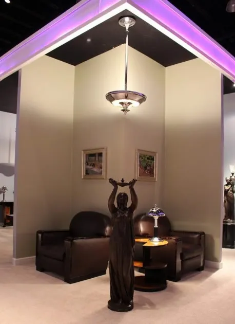 escultura antiga de figura feminina em ambiente aconchegante