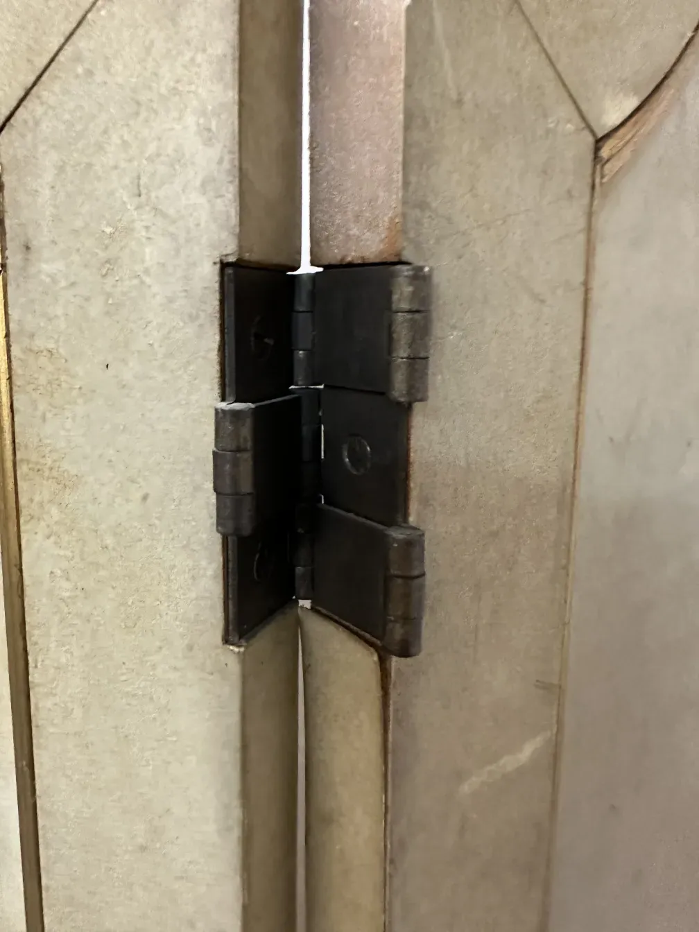 detalhe da dobradiça em biombos antigos com superfície decorativa