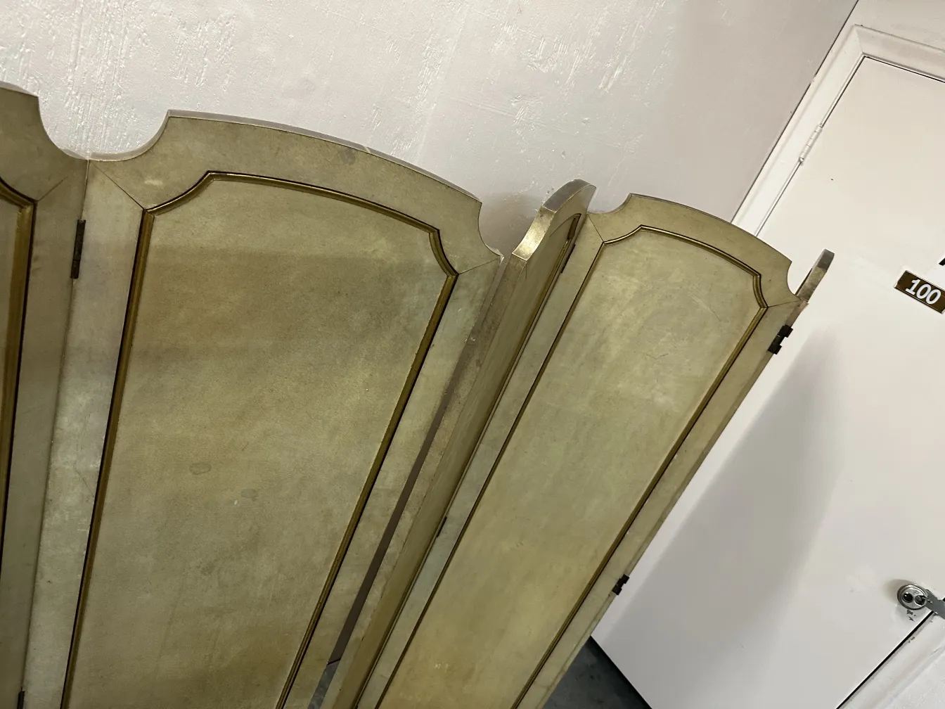 deux paravents anciens avec un design classique et des détails dorés à l'arrière-plan