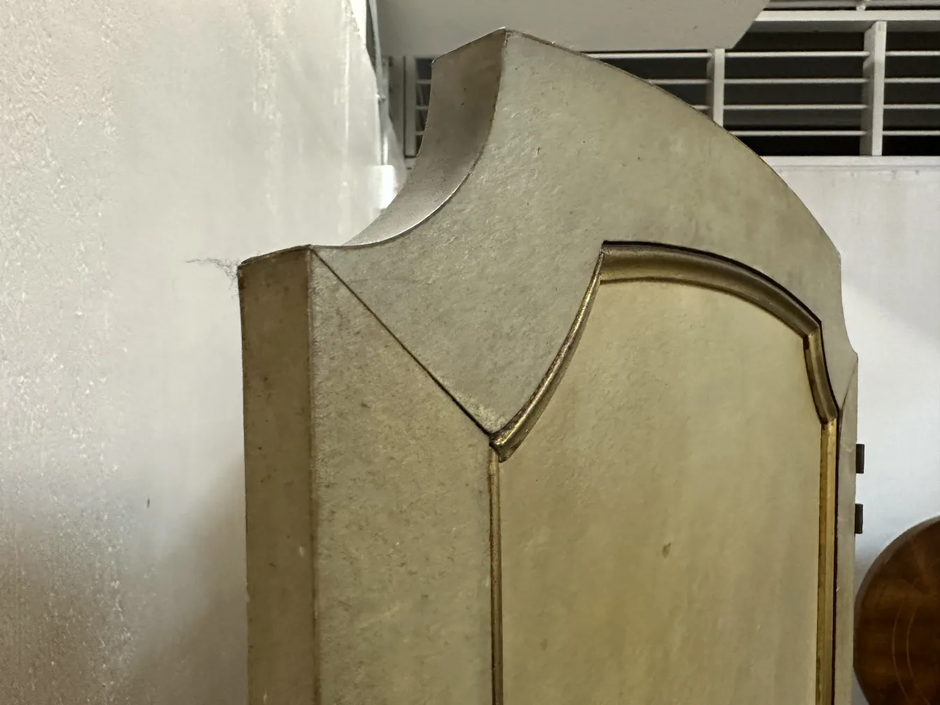 Dos biombos antiguos decorados por adolphe chanaux, fondo neutro.