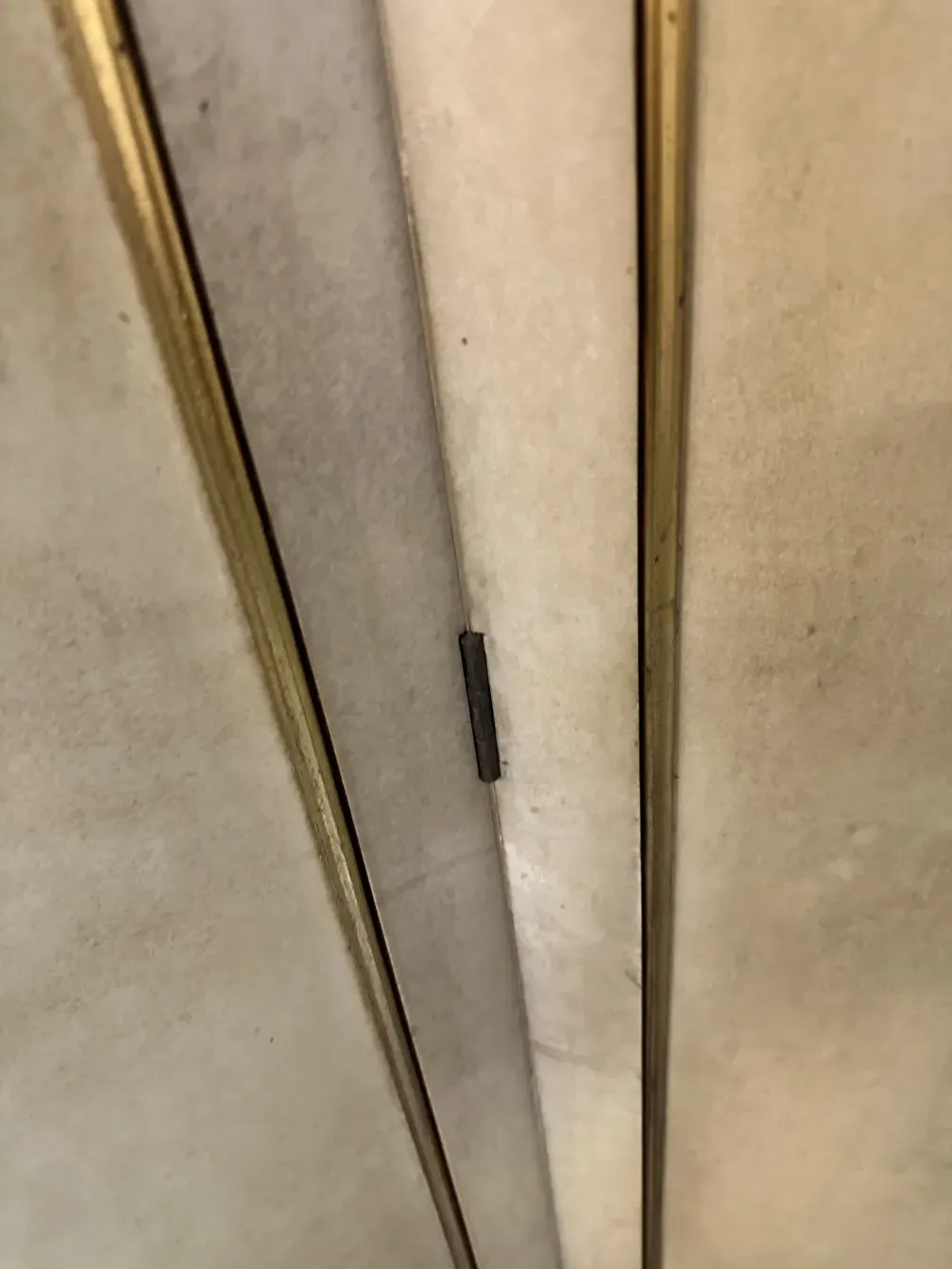 Dos biombos antiguos decorativos con detalles sofisticados