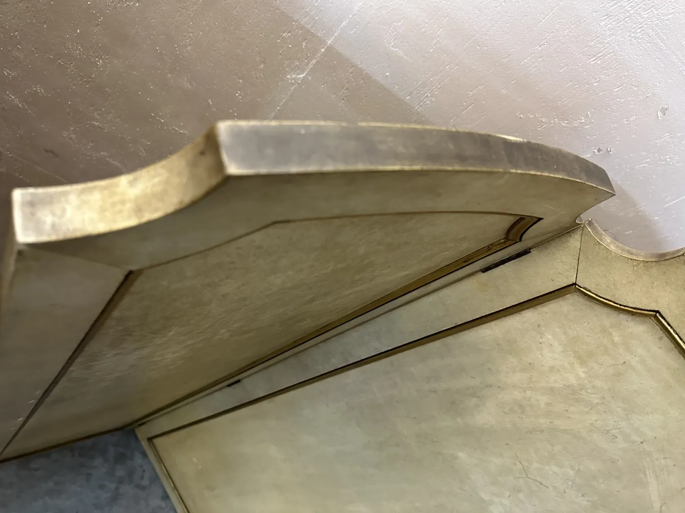 biombo antigo com detalhes sutis