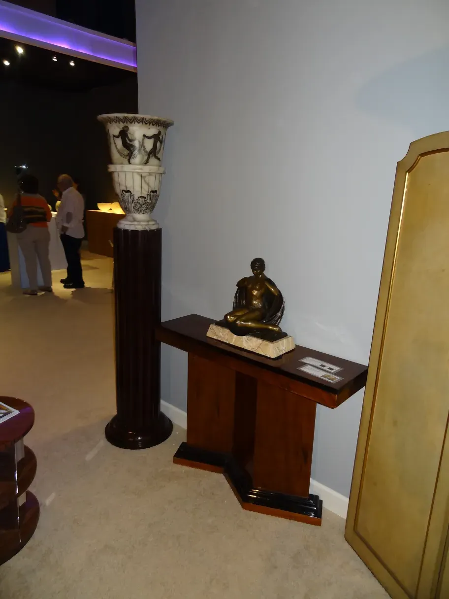 dos biombos antiguos de adolphe chanaux en una habitación